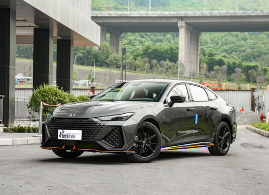 En bon état Sport Automatique Chang Un EV Changan UNI-V 5 places 5 portes voiture à essence